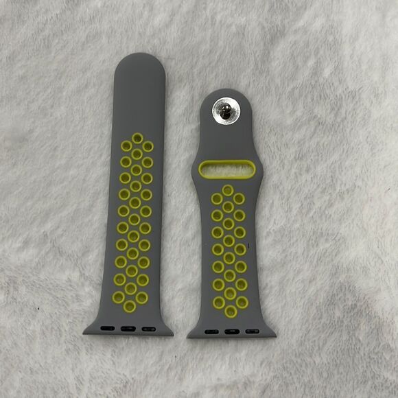 NWOT Apple Watch sports band (38/40) - Picture 1 of 3